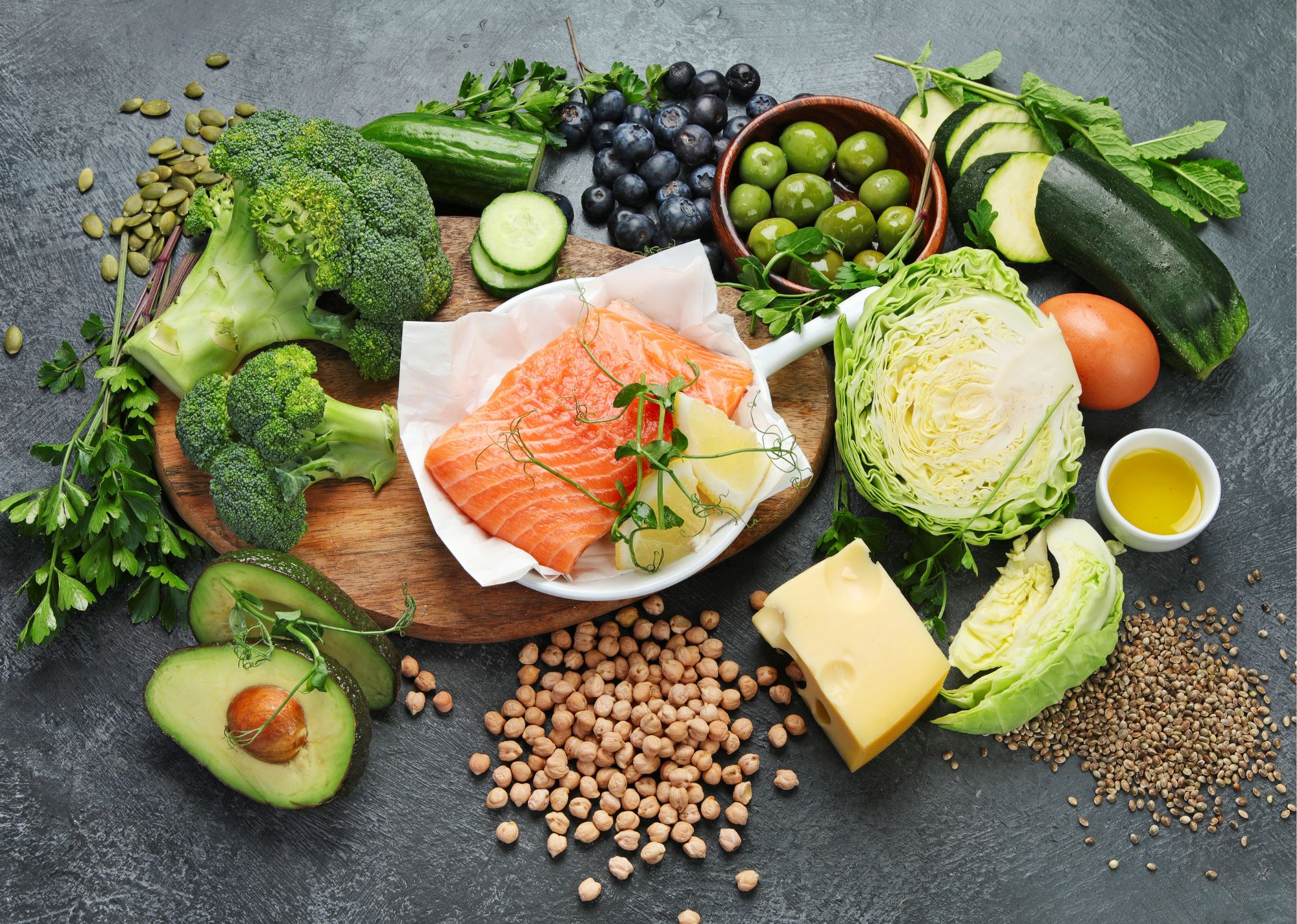 Zdrava selekcija: losos, brokula, avokado, kupus, krastavac, masline, borovnice, slanutak, sir, sjemenke i maslinovo ulje.
