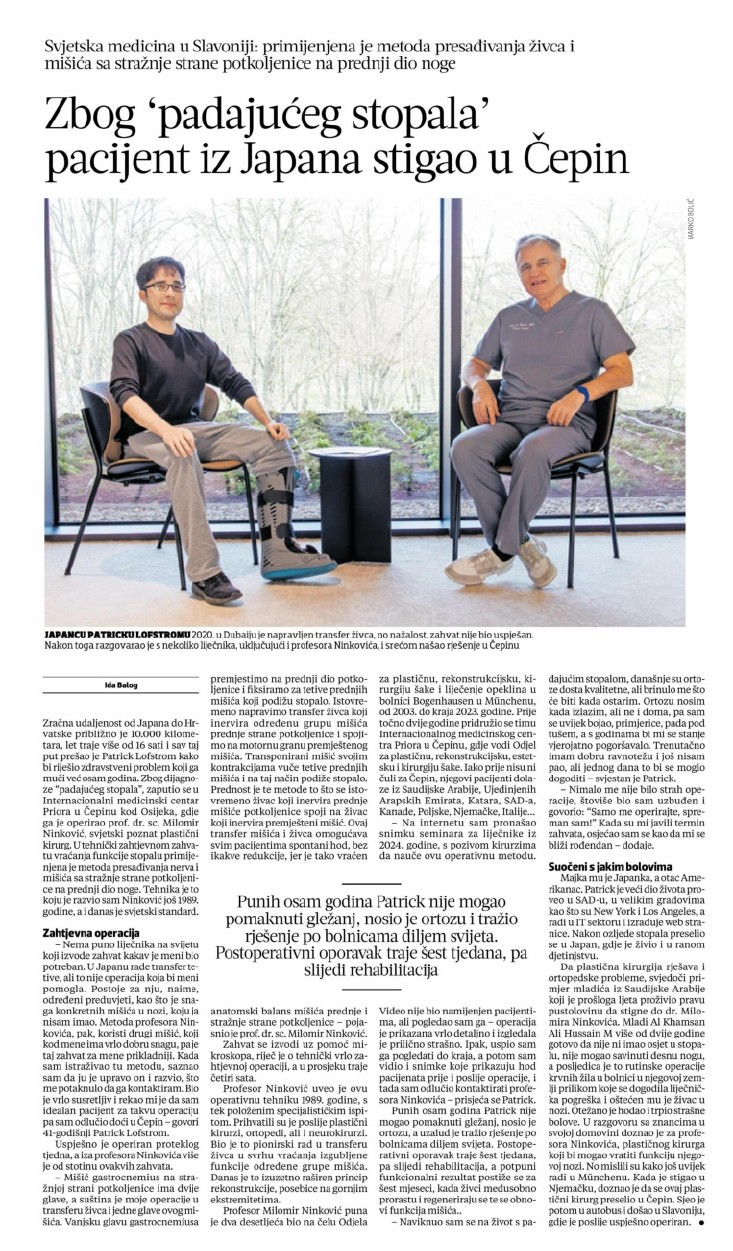 Novinski članak s naslovom o pacijentu iz Japana s “padajućim stopalom”, s fotografijom dvojice liječnika koji sjede u modernoj ordinaciji.