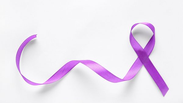 Ljubičasta satenska vrpca za podizanje svijesti u obliku petlje na bijeloj pozadini.