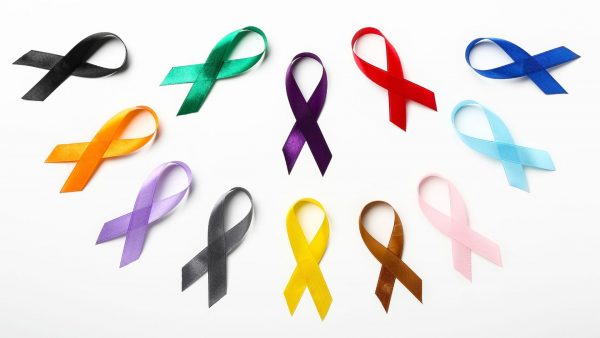 Raznobojne vrpce svijesti u obliku petlji, raspoređene u tri reda na bijeloj pozadini.