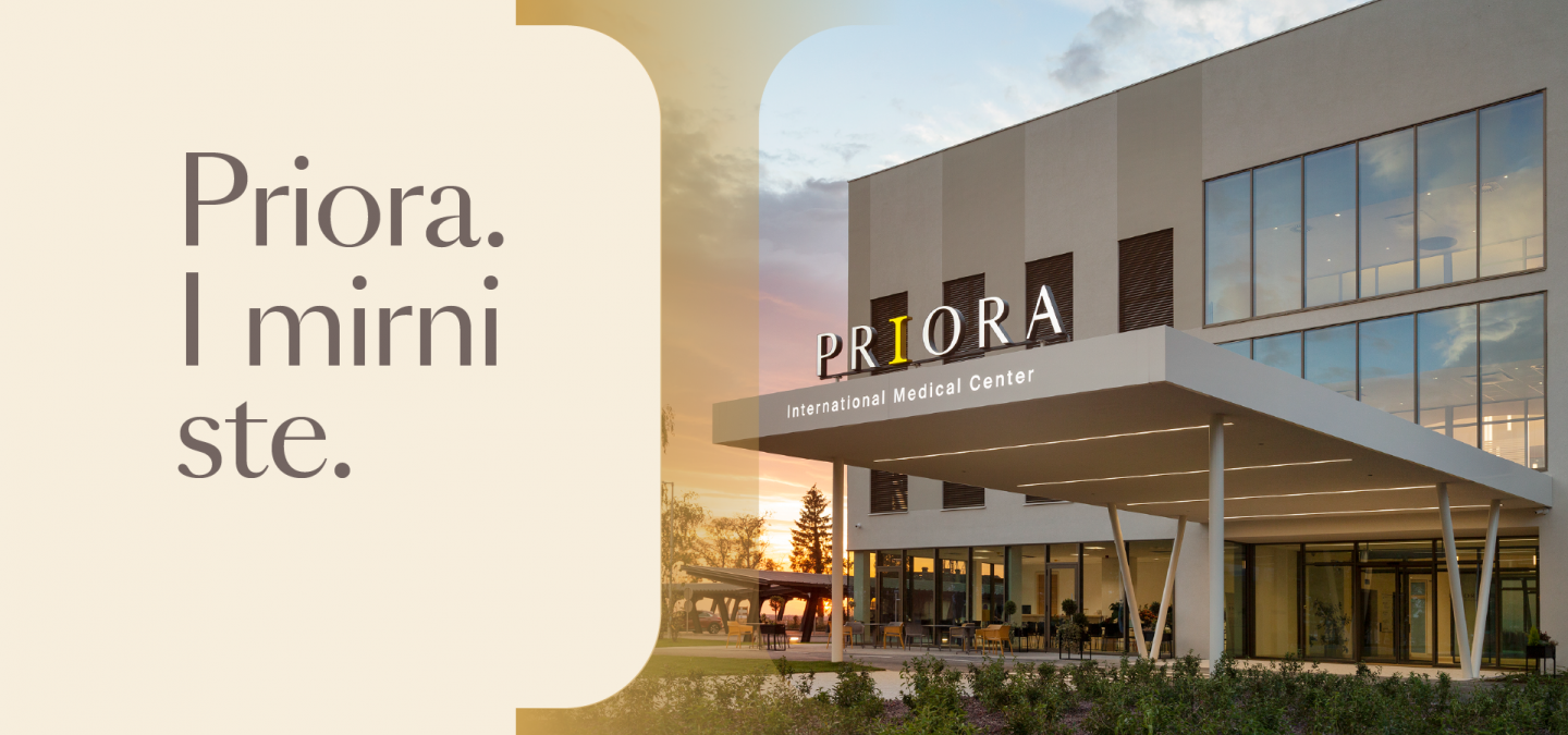 Moderna zgrada “PRIORA International Medical Center” u suton, s natpisom “Priora. I mirni ste.” s lijeve strane.