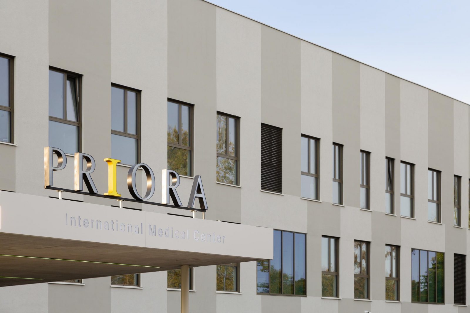 Zgrada s natpisom 'PRIORA International Medical Center' na pročelju.