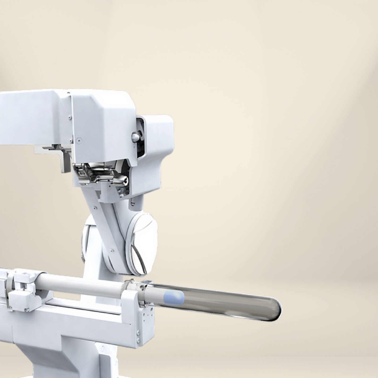 Robotska ruka s metalnim dijelovima na bež pozadini.