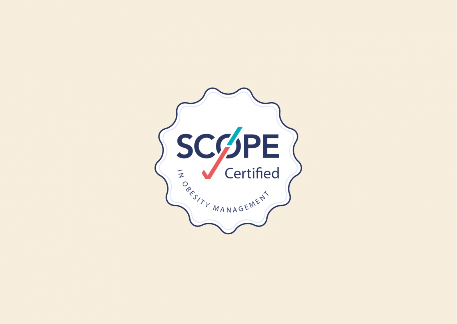 Logo sa znakom oznake SCOPE certificiran u managementu pretilosti, bijele boje s tamnoplavim obrubom i narančasta kvačica.