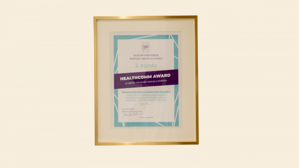 Uokvirena nagrada HEALTHCOMM AWARD za tehnologiju koja olakšava put pacijenta, dodijeljena za implementaciju sustava u minimalno invazivnoj urologiji i onkologiji, osvojena je 2. mjesto na HealthComm Forumu, potpisana u Zagrebu, 13. lipnja 2025.