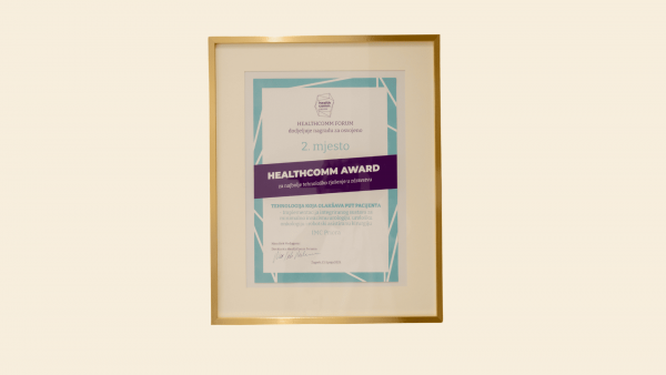 Uokvirena nagrada HEALTHCOMM AWARD za tehnologiju koja olakšava put pacijenta, dodijeljena za implementaciju sustava u minimalno invazivnoj urologiji i onkologiji, osvojena je 2. mjesto na HealthComm Forumu, potpisana u Zagrebu, 13. lipnja 2023.