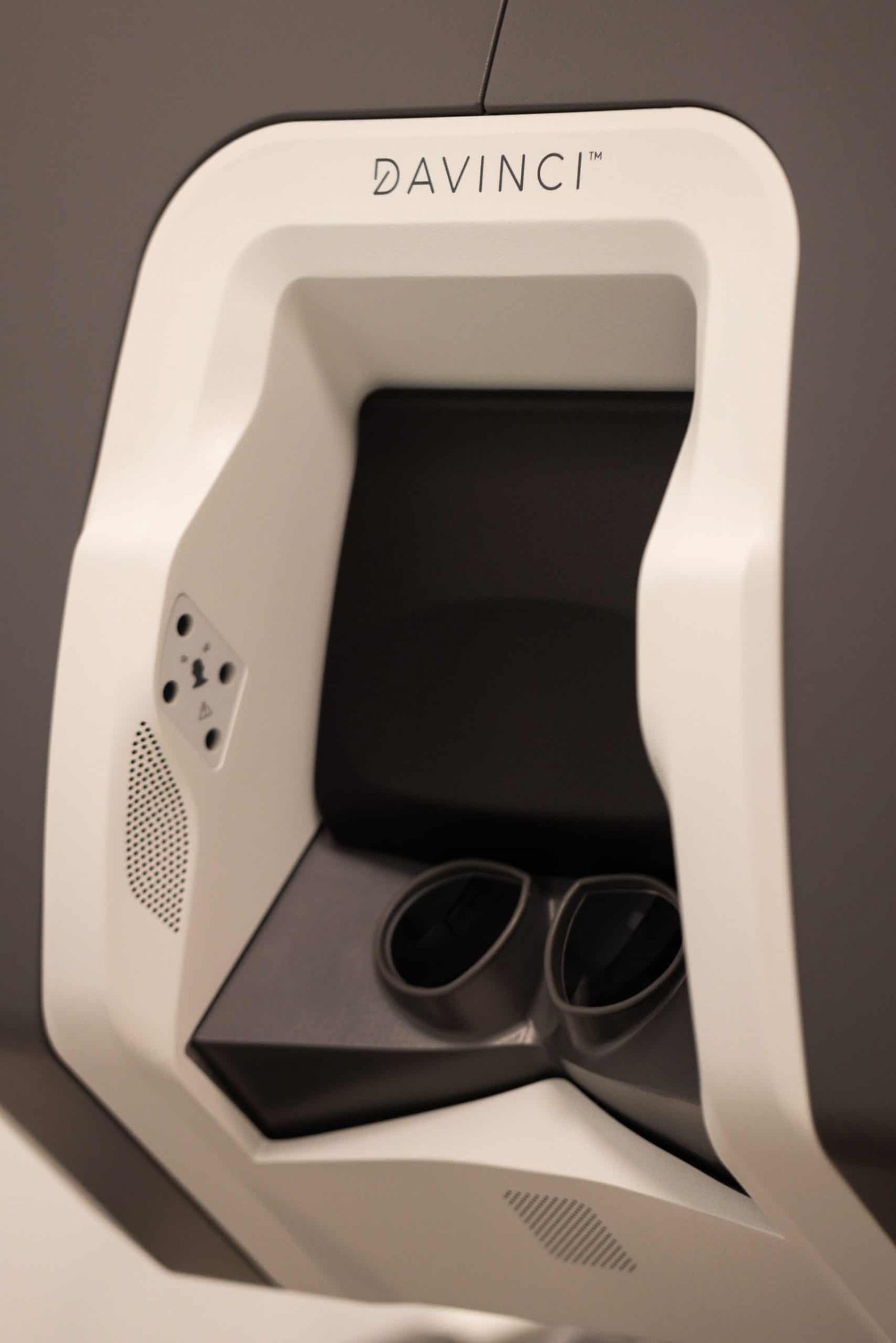 Kontrolni modul sustava DaVinci s prikazom okulara i uređaja za upravljanje.
